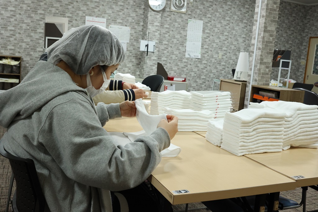 タオル折りをする人