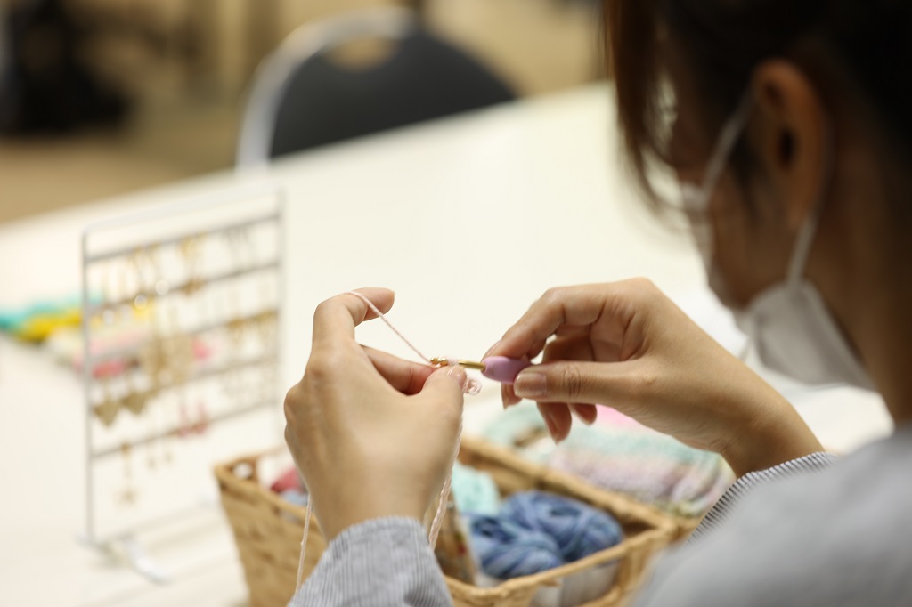 手作り雑貨を作成する人